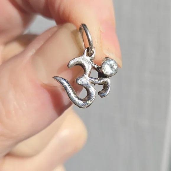Topaz sterling Ohm symbol pendant - Picture 4 of 6
